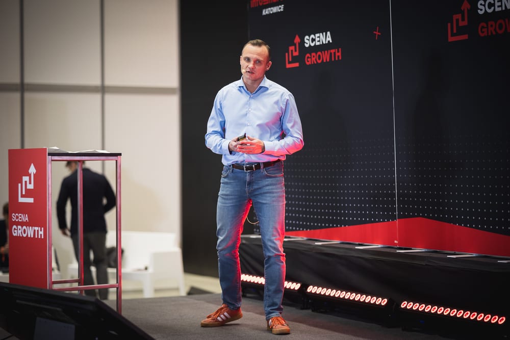 Paweł Wojtyczka na scenie podczas prelekcji na konferencji Infoshare w Katowicach w 2024 roku