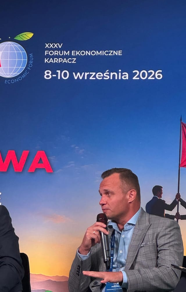 Paweł Wojtyczka z mikrofonem podczas panelu na XXXV Forum Ekonomicznym w Karpaczu w 2026 roku